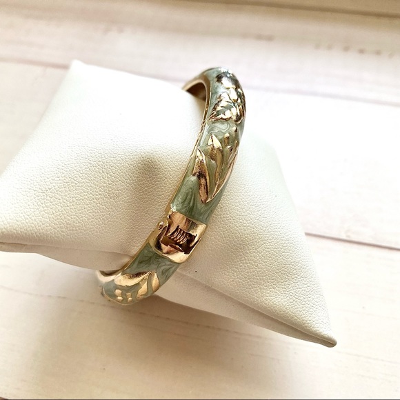 Gorgeous Butterfly hinged  bracelet - Picture 3 of 5